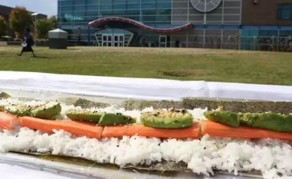 Студенти приготвиха най-дългото суши Калифорния в света! Вижте го