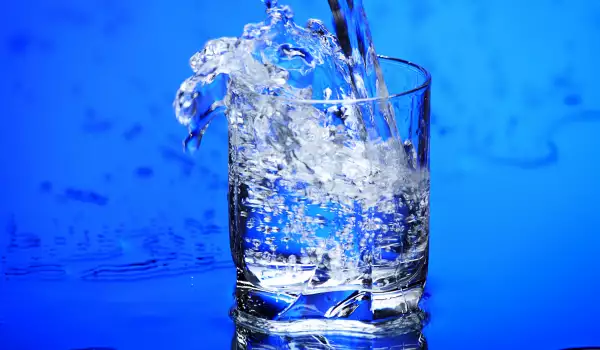 Две чаши вода преди хранене помагат на диетата