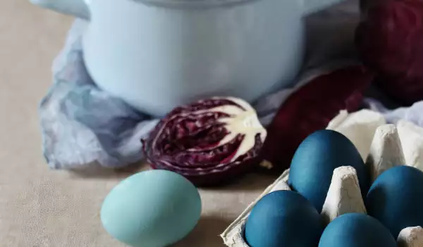 Боядисване на яйца с естествени бои