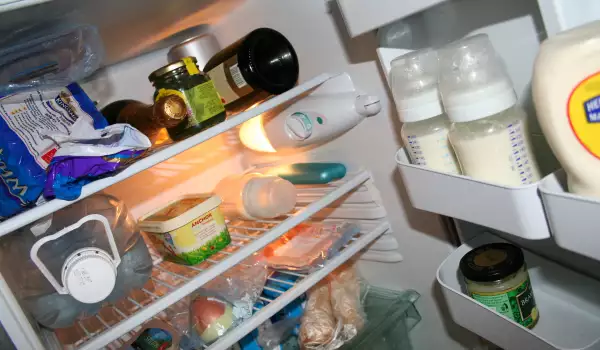 Защо хладилникът събира вода?