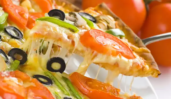 Колко калории има в едно парче пица?