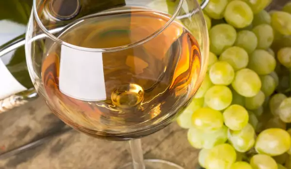 Вино Ризлинг и грозде