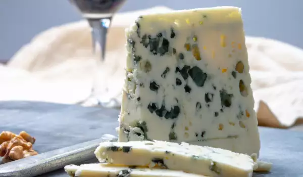 С какви вина и напитки се поднася синьо сирене?
