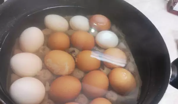 Как да сварим яйца, без да се спукат