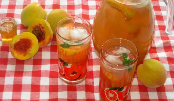 Студен чай от праскови
