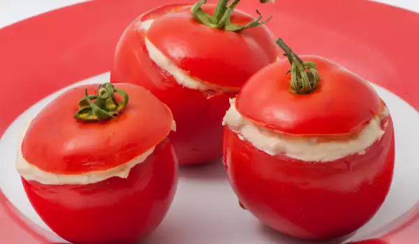 Вкусни пълнени домати за компания на вашата ракийка