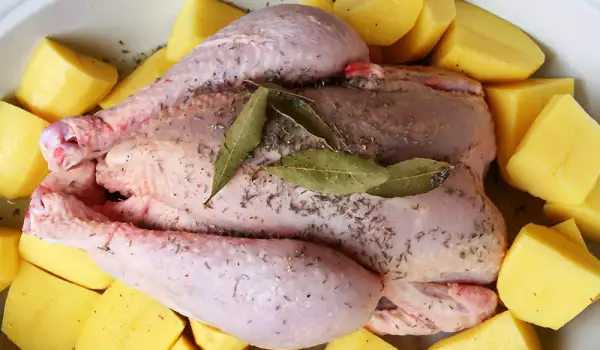 Трябва ли да се мие пилето преди готвене?