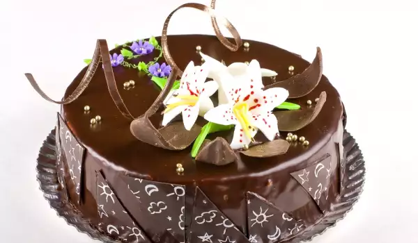 Шоколадова торта с цветя и шоколадови фигурки