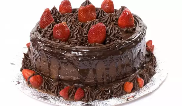 Торта с шоколадова глазура и ягоди