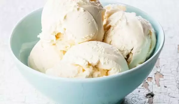 кремообразен ванилов сладолед