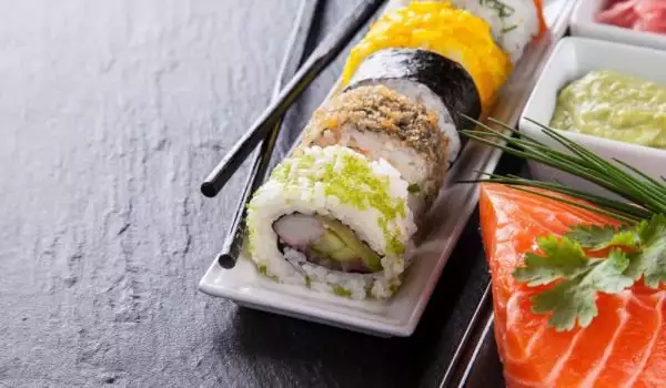 Как се прави суши с черен хайвер?