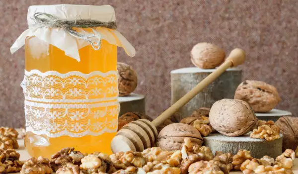 мед и орехи за стопляне през зимата