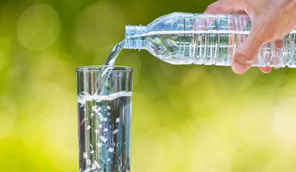 Грешка ли е да пием вода по време на хранене?