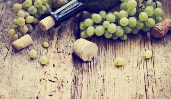 Бяло вино и грозде