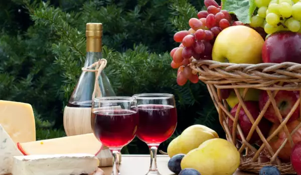 Вино, сирене и плодове