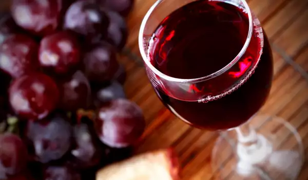 Как се почиства петно от червено вино?