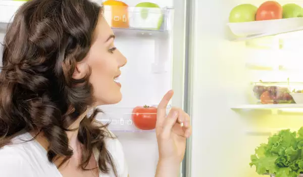 Защо бръмчи хладилникът?
