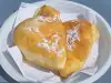 Пухкави триъгълни мекици с пудра захар