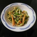 Салата от зелен фасул, моркови и чушки