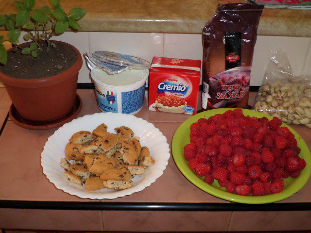 Десерт с чийзкрем, бисквити и пресни малини