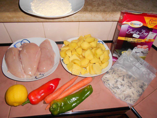 Пилешко филе с картофено пюре и специален ориз