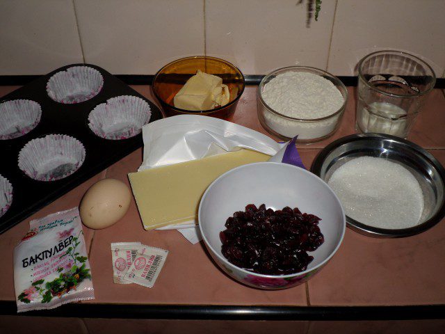 Мъфини с червени боровинки и бял шоколад