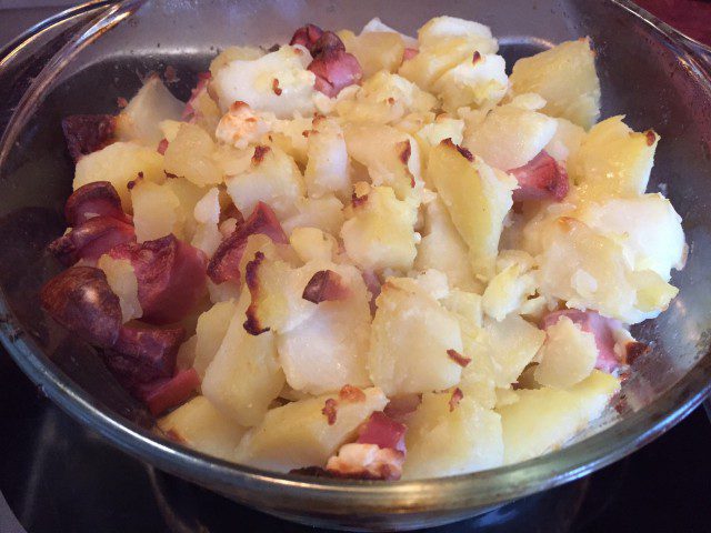 Яхния с картофи и кренвирши