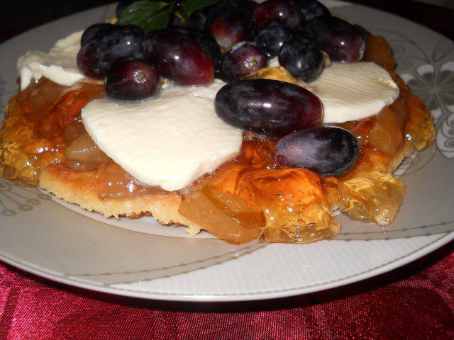 Маслена бисквита с моцарела, грозде и желе от круши