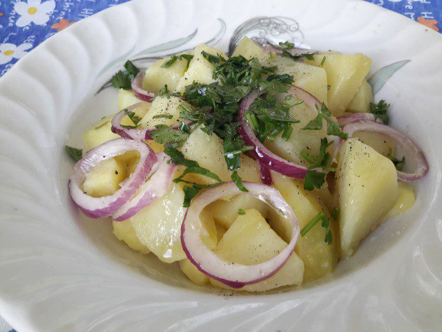 Обикновена картофена салата с лук