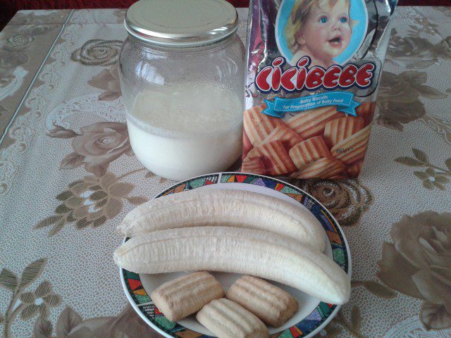 Домашно кисело мляко с банани и бисквити