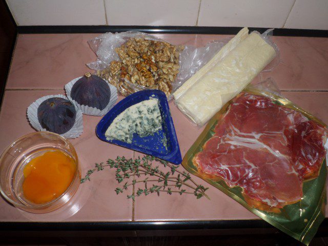 Тарт със смокини, прошуто, синьо сирене и ядки