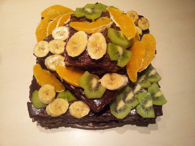 Торта на 3 етажа с шоколад и плодове