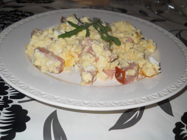 Бъркани яйца с шунка и сирене