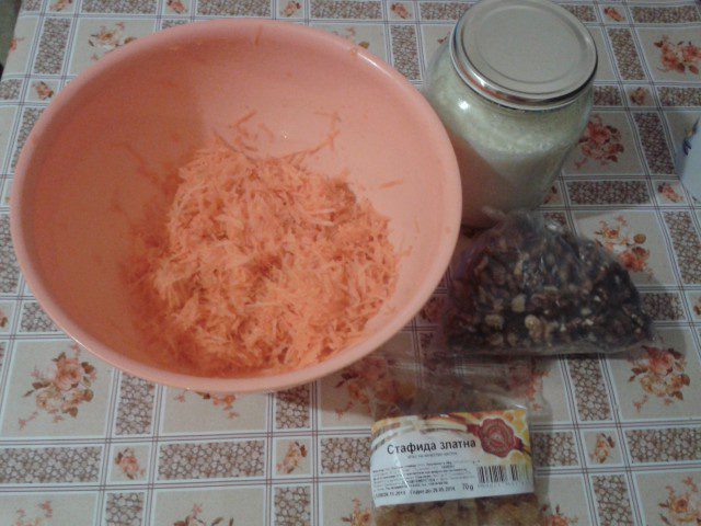Моркови с кисело мляко, орехи и стафиди