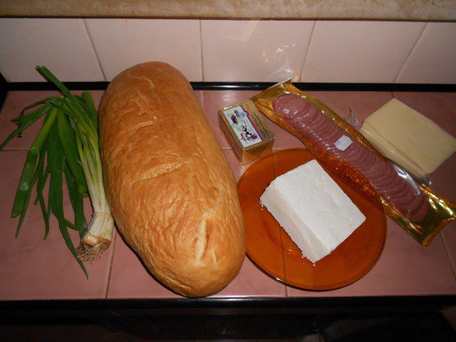 Пълнен хляб с кашкавал и сирене