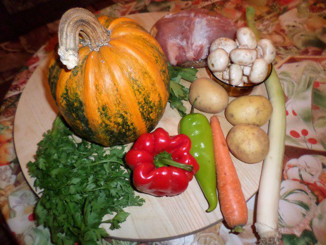 Пълнена тиква със свинско, гъби и зеленчуци