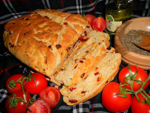 Хляб с три вида брашно и сушени домати