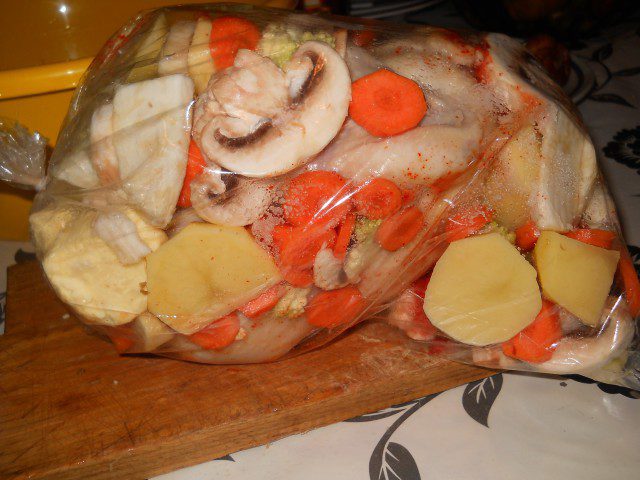 Печено пиле в плик с гъби и зеленчуци