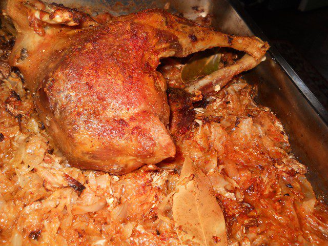 Печена кокошка с кисело зеле