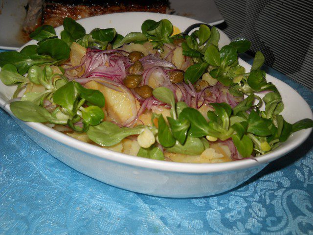 Картофена салата с каперси и валериана
