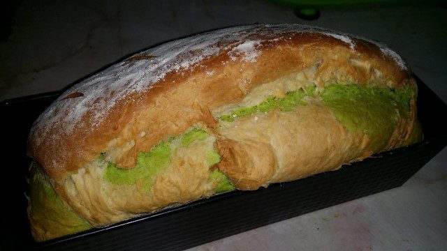 Хляб бяло, зелено, червено