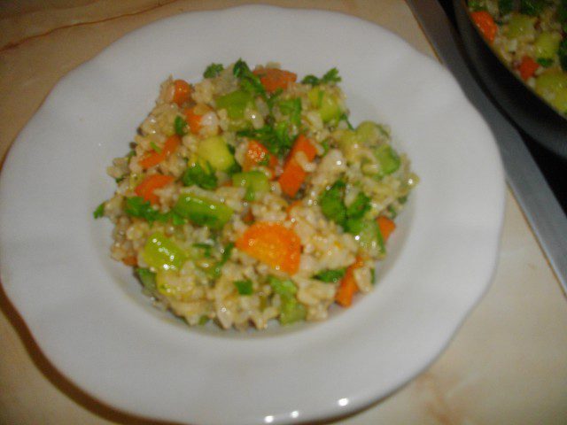 Задушен ориз с тиквичка и моркови