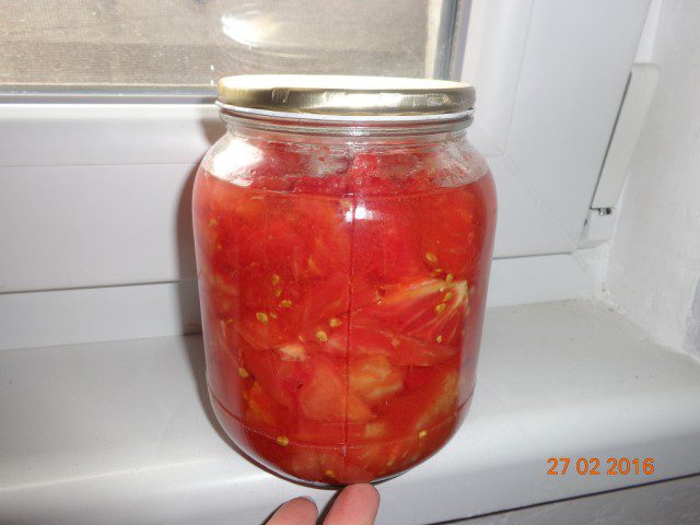 Стерилизирани домати в буркани