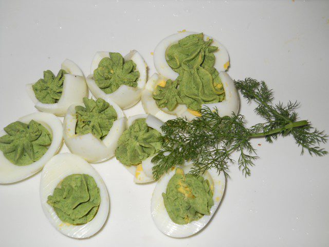Поширани яйца с мус от спанак