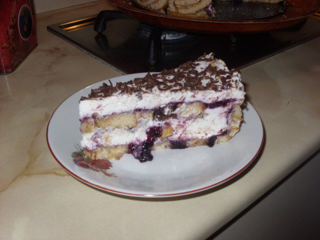 Торта от готови рула с боровинково сладко