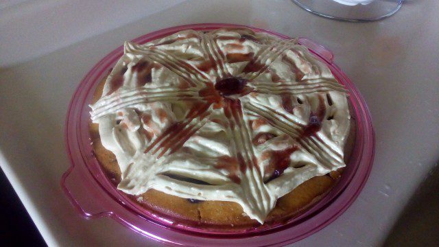 Кекс торта със сладко от ягоди и белтъчен крем