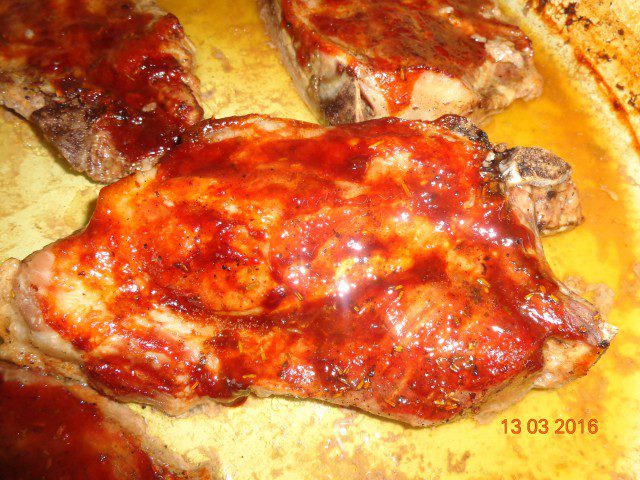 Свински пържоли със сос барбекю