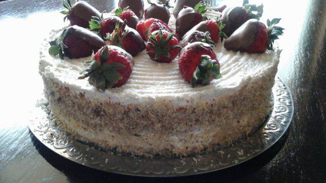 Торта с бишкоти, ягоди и сметана