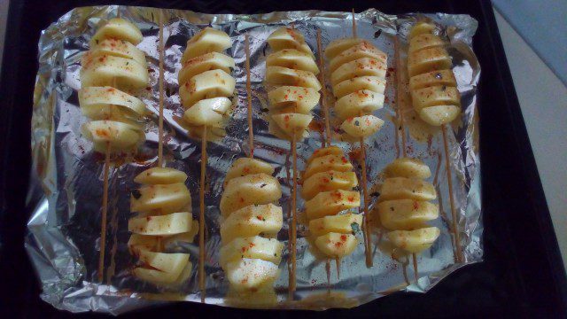 Картофени спирали във фурна с чеснов сос