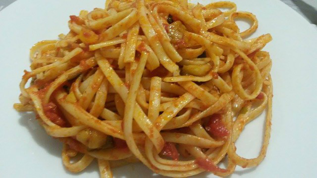 Спагети с доматен сос, патладжан и гъби